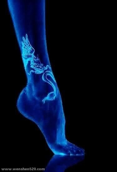 女生脚踝上白色抽象线条动物龙隐形纹身图片