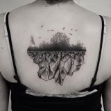 女生背部黑色素描创意倒影森林纹身图片