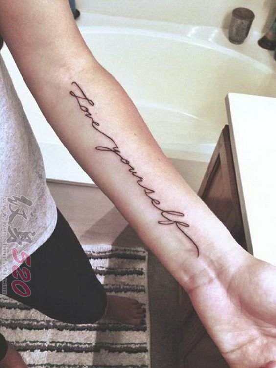 女生手臂上黑色线条创意花体有意义英文纹身图片