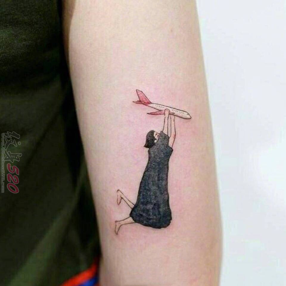 女生手臂上彩绘水彩漫画抽象女生人像纹身图片
