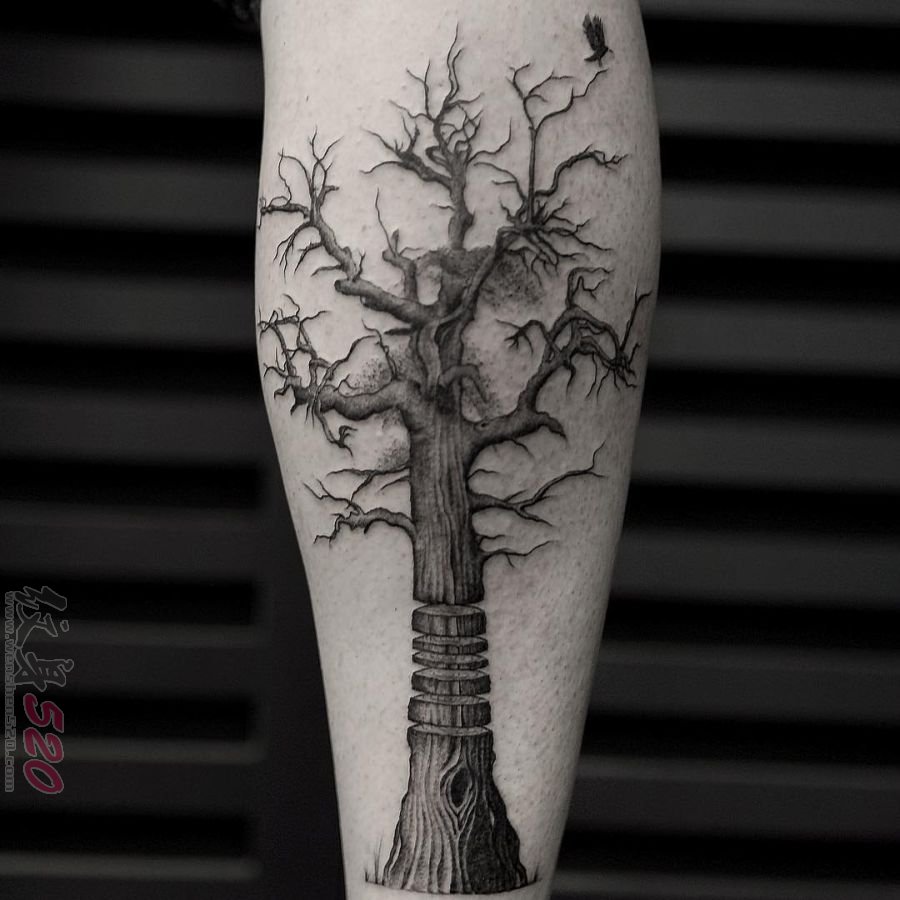 男生小腿上黑灰点刺技巧植物素材生命树纹身图片