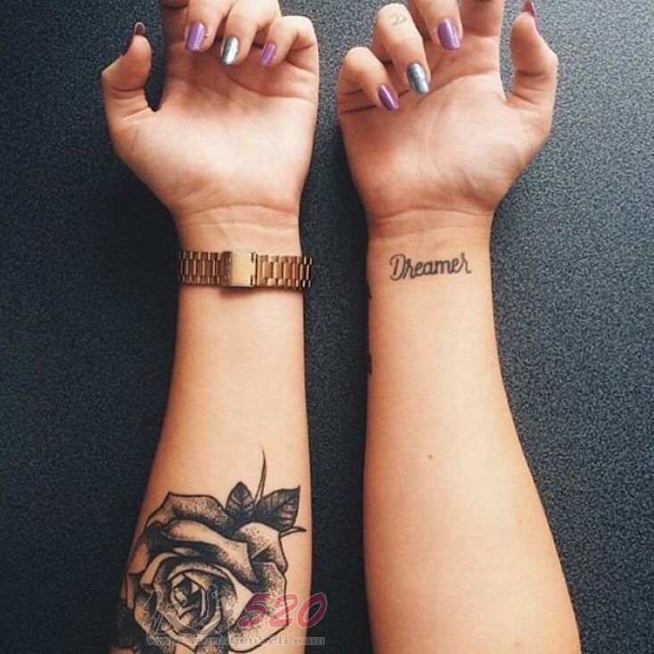 女生手臂上黑色点刺植物素材抽象线条花朵纹身图片