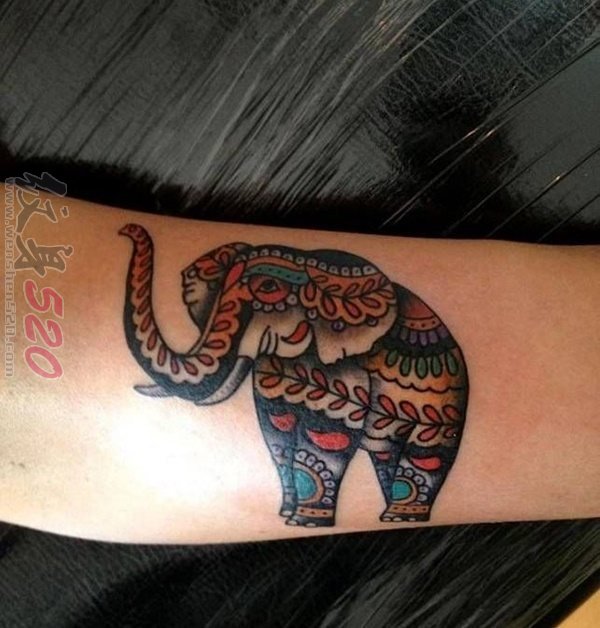 女生手臂上彩绘水彩创意印第安花纹大象纹身图片