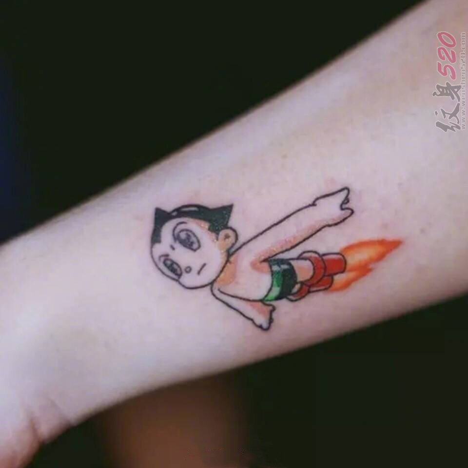 女生手臂上彩绘素描卡通动漫铁臂阿童木纹身图片
