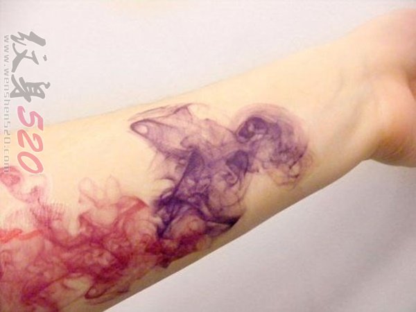女生手臂上彩绘水彩晕染渐变文艺小清新纹身图片