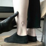 女生脚踝上黑色线条几何元素创意纹身图片