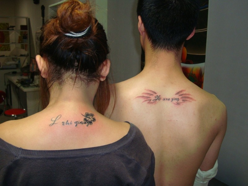 男女背部情侣蓝色羽翼刺青图案