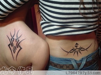 男女背部情侣蓝色羽翼刺青图案