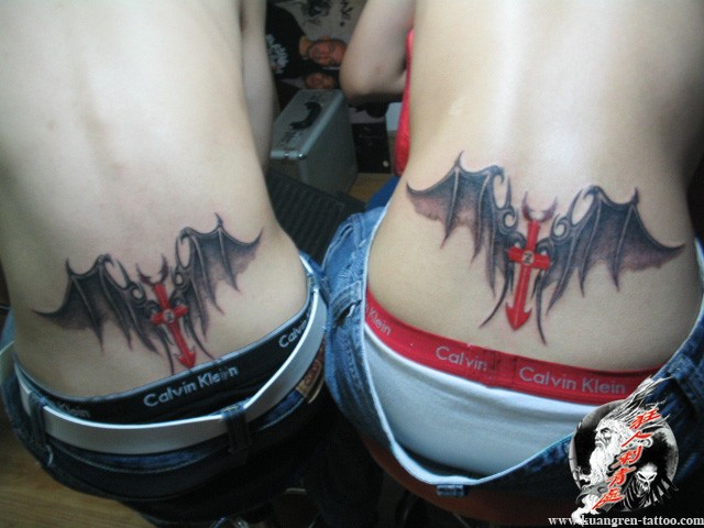 男女背部情侣蓝色羽翼刺青图案