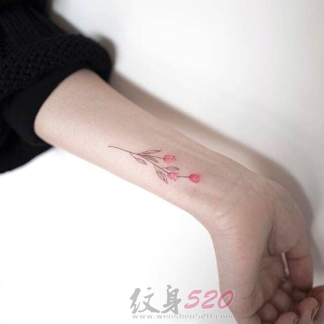 女生手臂上彩绘水彩唯美花朵纹身图片