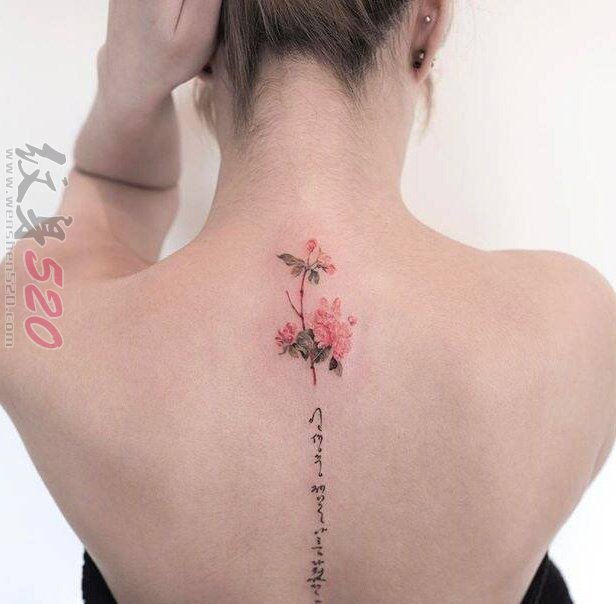 女生背部彩绘水彩文艺花朵和黑色花体英文纹身图片