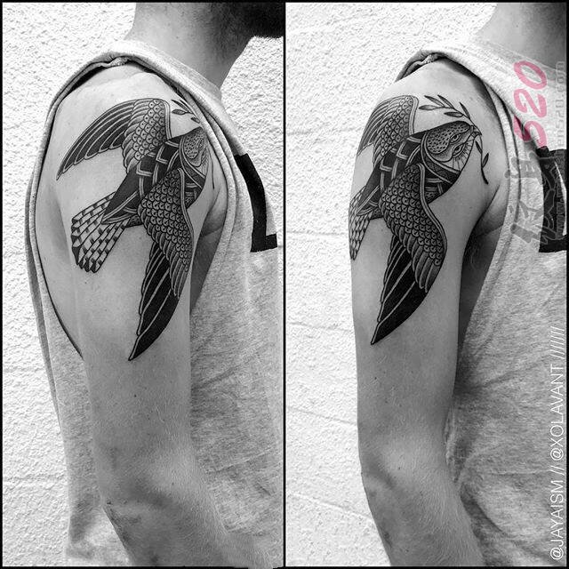 男生肩部黑色几何线条小动物小鸟纹身图片