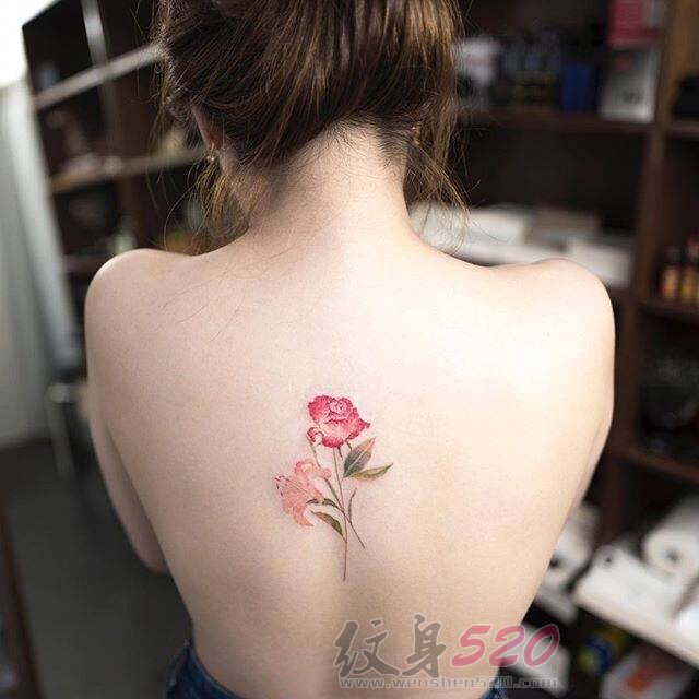 女生背部彩绘水彩创意文艺小清新花朵纹身图片