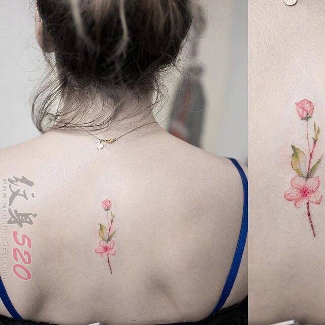 女生背部彩绘素描文艺小清新花朵纹身图片