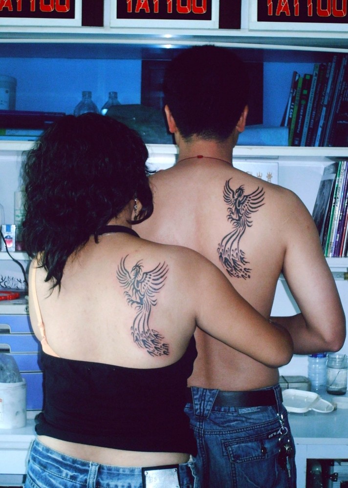 男女情侣背部大凤凰与龙纹身图案