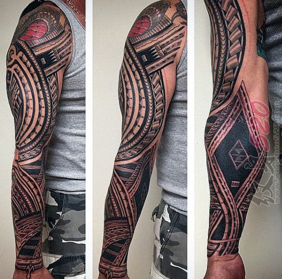 男生手臂上黑色线条几何元素创意花纹花臂纹身图片