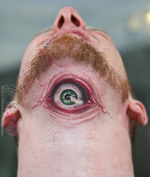 男生脖子上彩绘素描超写实3d眼睛纹身图片