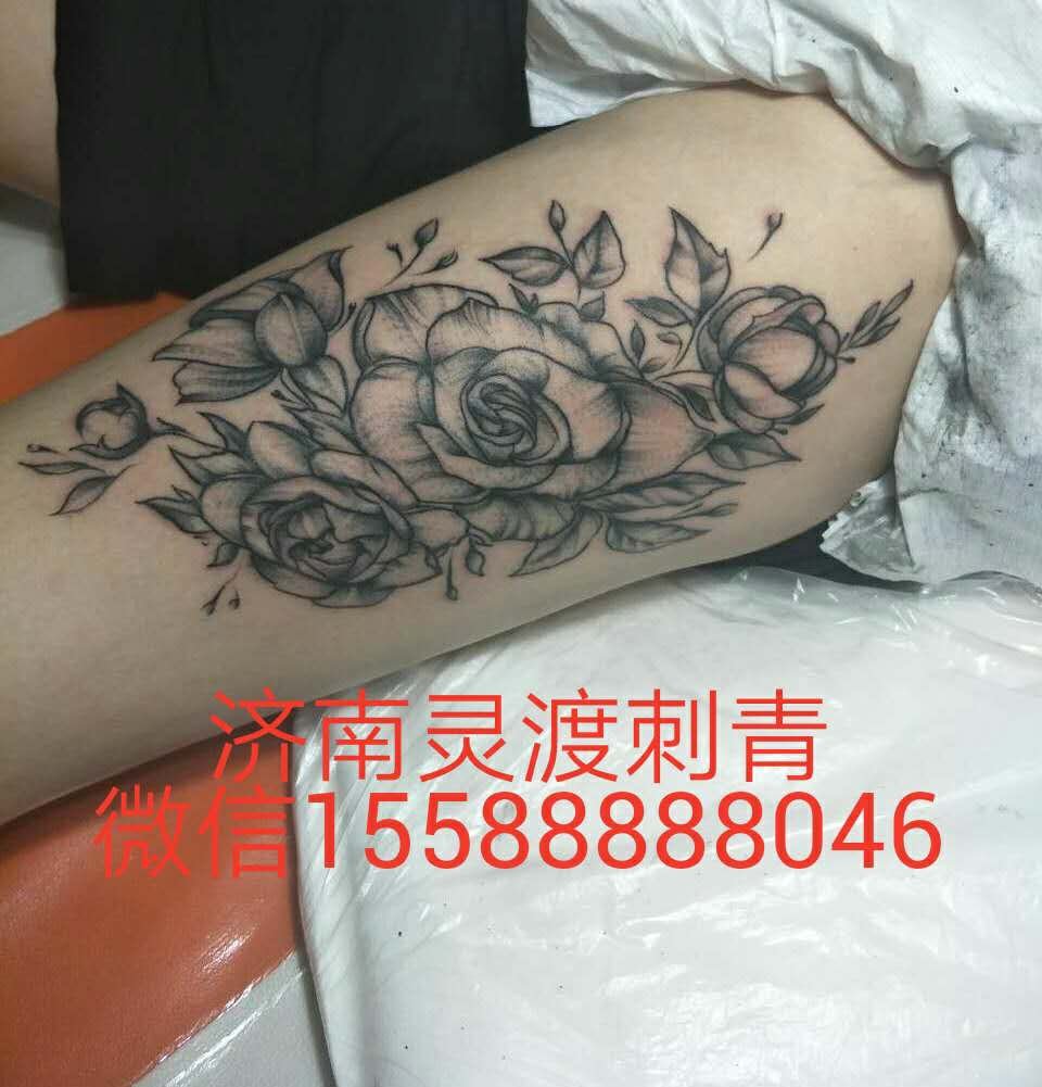 大腿玫瑰图案纹身