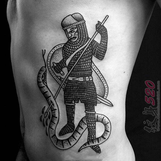 男生腰侧上黑色线条点刺技巧士兵与蛇纹身图片