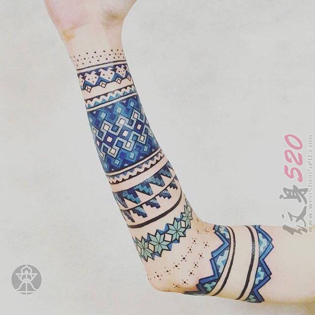 女生手臂上彩绘简约线条几何花纹纹身图片