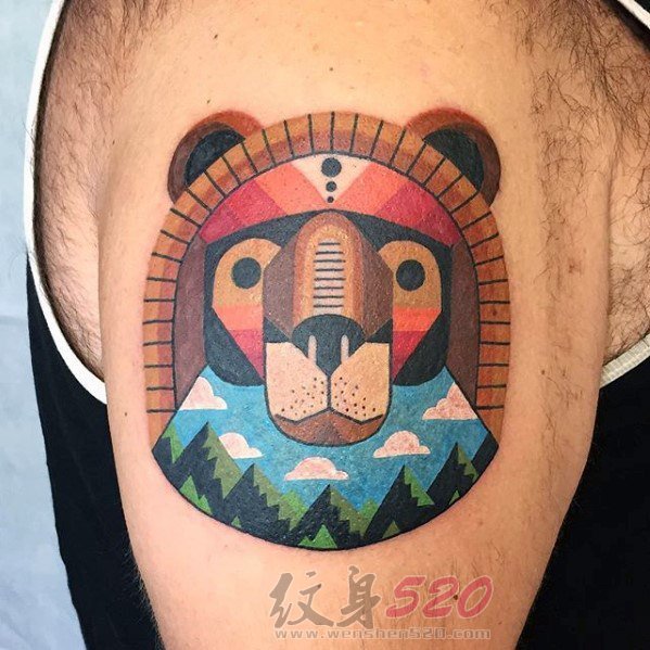 男生手臂上彩绘线条风景与狮子纹身图片