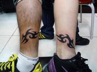 男女小腿部飞舞的黑色蝴蝶情侣纹身图案