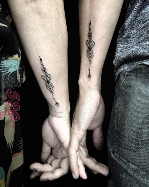 情侣手臂上黑色线条素描创意个性文艺小图案纹身图案