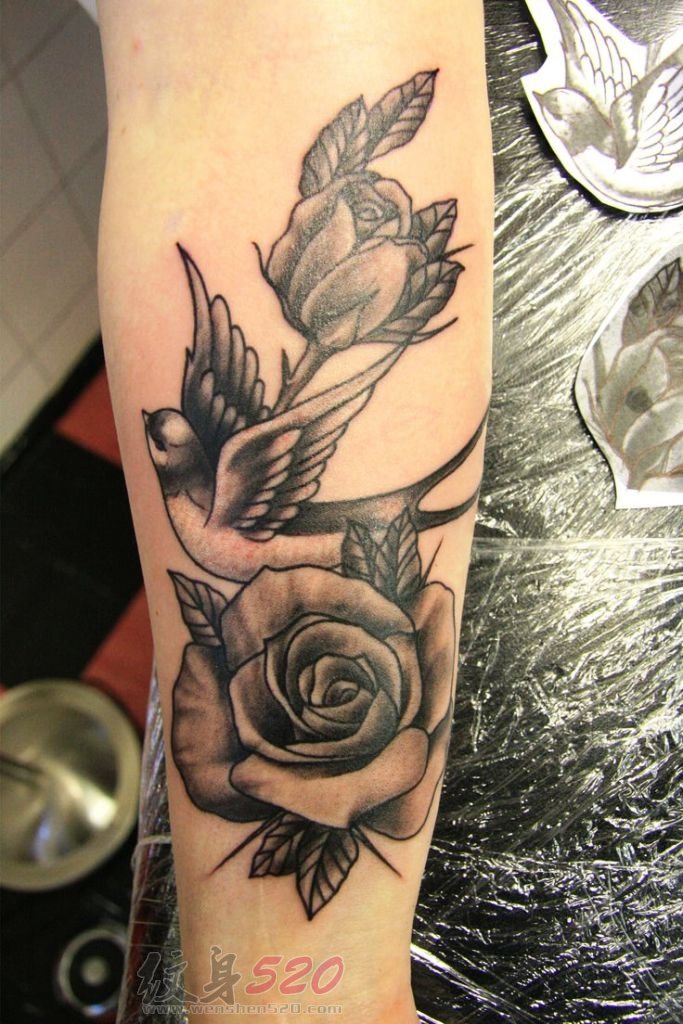 女生手臂上黑色素描点刺技巧创意花朵和小鸟纹身图案