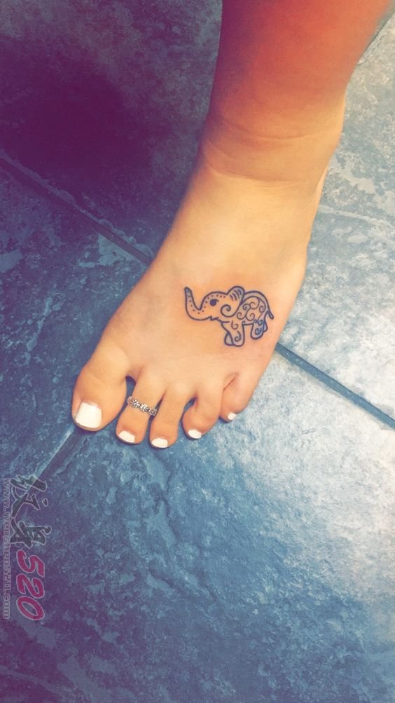 女生脚背上黑色线条创意花纹动物大象纹身图片
