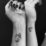 闺蜜手臂上黑色素描创意小图案纹身图片