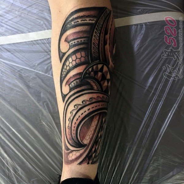 男生手臂上黑色线条几何元素创意花臂纹身图案