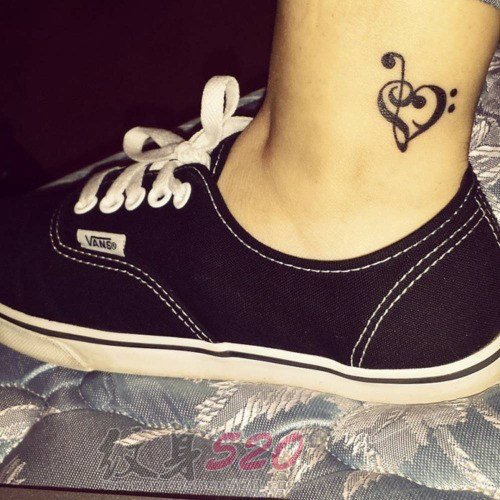 女生小腿上黑色线条心形元素音符纹身图片