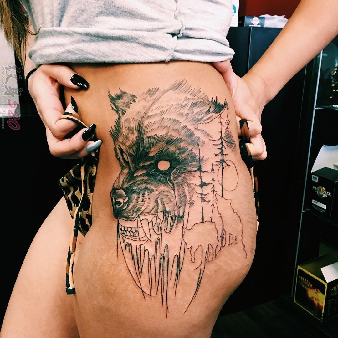 女生大腿上黑色素描点刺技巧创意狼头纹身图片