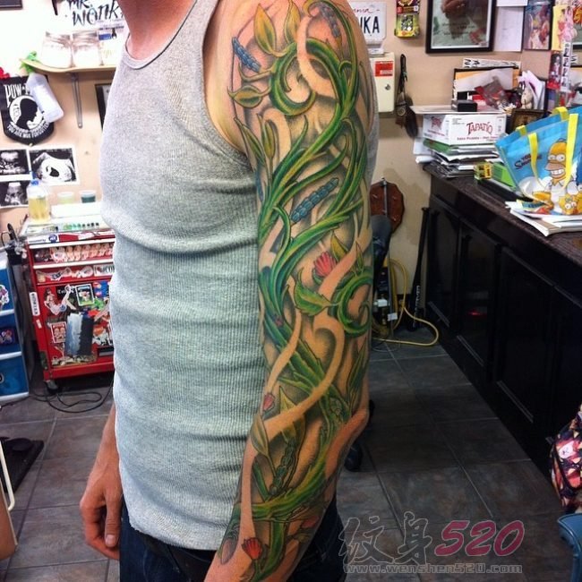 男生手臂上彩绘水彩创意个性花臂纹身图案