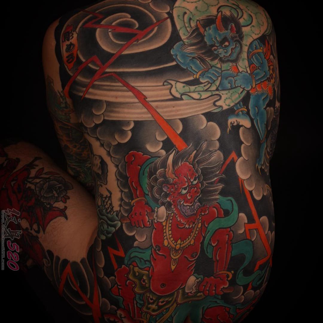 男性后满背彩色传统纹身日本神话人物风神雷神纹身图片来自于纹身师梅洛