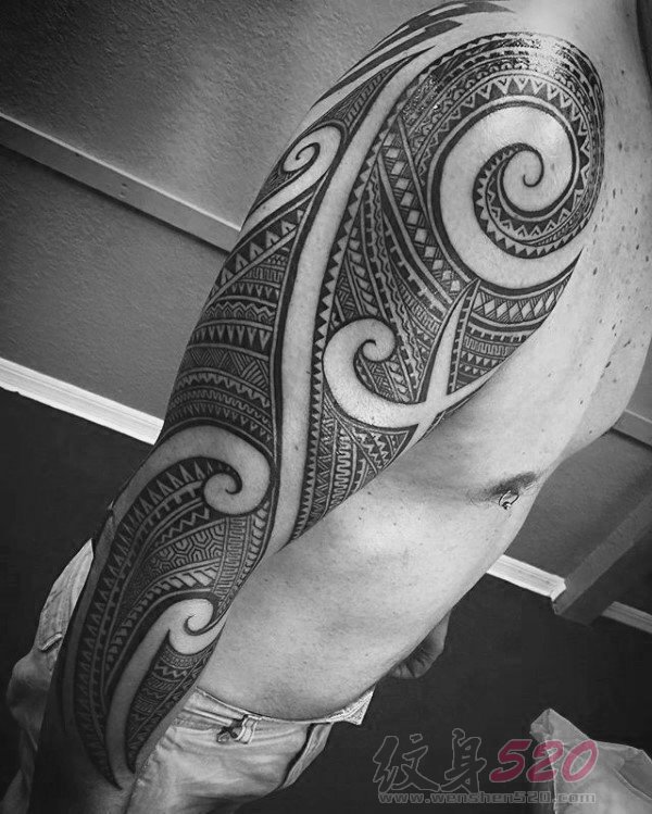 男生手臂上黑色线条素描几何元素霸气花臂纹身图案