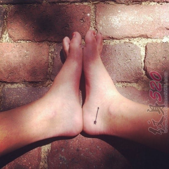女生脚部黑色线条几何元素箭纹身图片