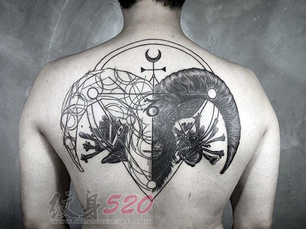 男生背部黑色线条素描创意羊头纹身图片