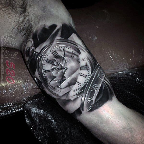 男生手臂上黑色素描点刺技巧创意钟表纹身图案