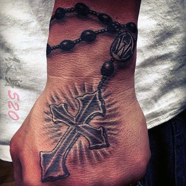 男生手背上黑色素描创意指南针3d项链纹身图片