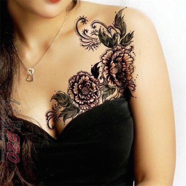 女生锁骨下黑色素描点刺技巧创意唯美花朵纹身图片