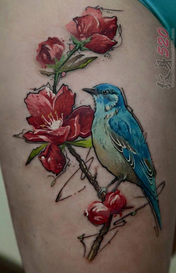 女生大腿上彩绘水彩创意小鸟和花朵纹身图片