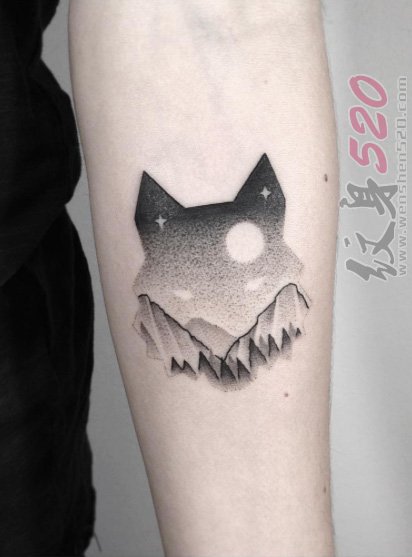 女生手臂上黑色素描点刺技巧创意狐狸头纹身图片