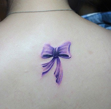 背部紫色蝴蝶结纹身
