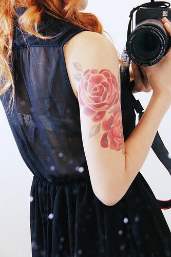 手臂上唯美漂亮的玫瑰纹身