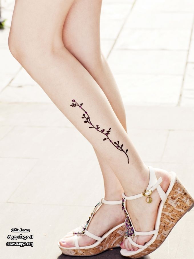 小腿部漂亮的花藤纹身