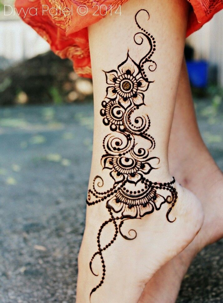 脚踝部漂亮的花藤纹身