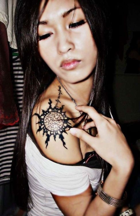 女性肩部有个性的太阳图腾纹身