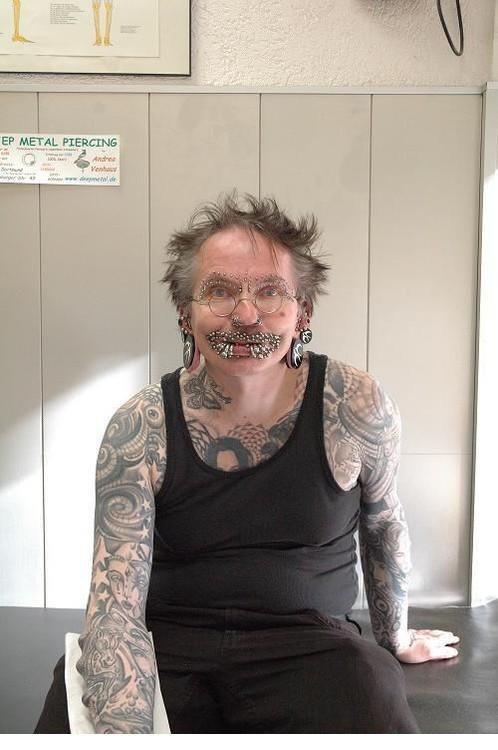 世界上纹身穿孔最多的男人