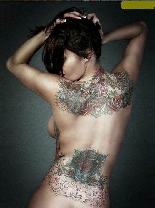 裸色诱惑美女纹身图